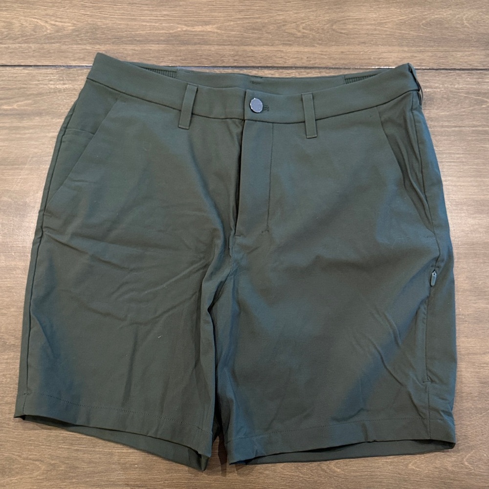 lululemon athletica Rainforest Green Classic Fit Golf Short 7in